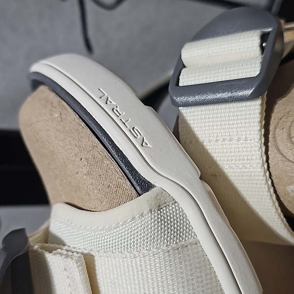 Astral Webber Cream & Gray Sandals Size 8 NWT - Picture 4 of 10